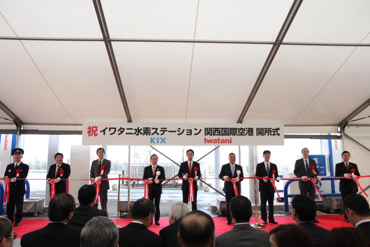Ribbon-cutting 1 _resize.jpg