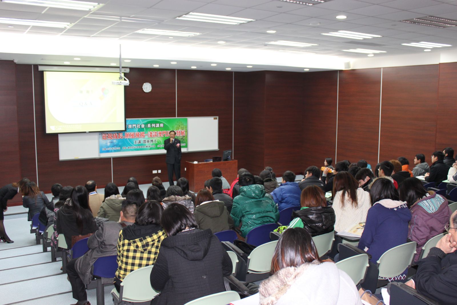 The lecture attracts many students to participate. 