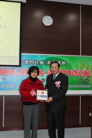 The MUST Vice Rector, Prof. Chen Xi, presents souvenir to Dr. Deng Jun. 