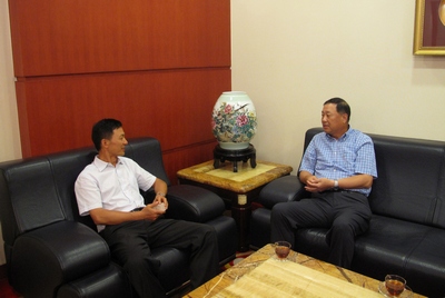 Mr. Wang Yang - Board Chairman of Shenzhen Airport Management Company Limited and Dr. Deng Jun - Chairman of Board of Directors of Macau International Airport Company Limited (CAM) were having a talk.
